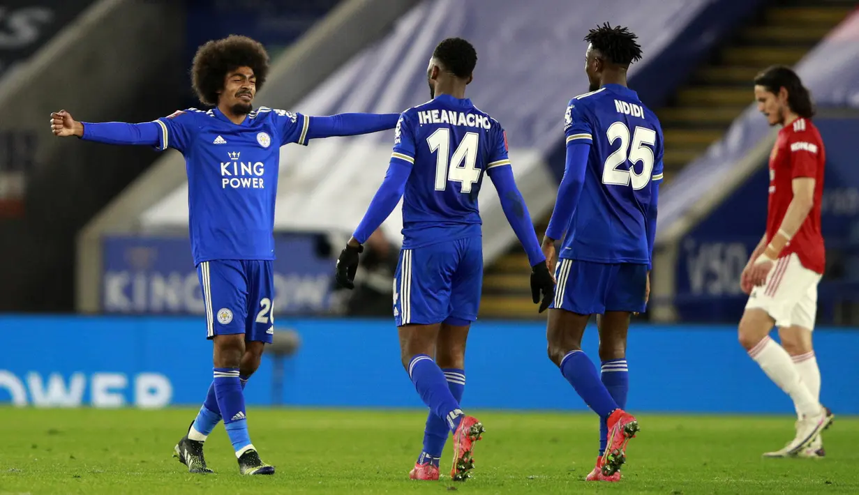 Para pemain Leicester City merayakan kemenangan 3-1 atas Manchester United usai berakhirnya laga perempatfinal Piala FA 2020/2021 di King Power Stadium, Minggu (21/3/2021). Leicester City lolos ke babak semifinal. (AP/Ian Walton/Pool)