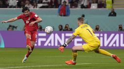 Sardar Azmoun merupakan andalan Timnas Iran di Piala Dunia 2022. Sayang, ia dan timnya harus menelan pil pahit dalam laga pembuka Grup B setelah dibantai Inggris dengan skor 2-6. Pria 27 tahun itu pernah berkarier di beberapa klub Rusia seperti Zenit Saint Petersburg dan Rubin Kazan. Kini, ia berkarier di klub Liga Jerman, Bayer Leverkusen. Hal tersebut yang membuat Azmoun dijuluki sebagai ‘Messi dari Iran’ karena dikenal sebagai pemain Iran yang paling berprestasi di liga-liga Eropa. (AP/Frank Augstein)