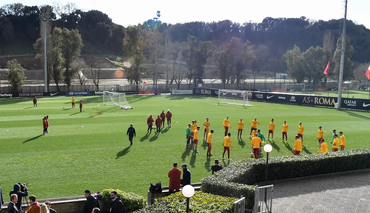 Suasana latihan tim AS Roma jelang menghadapi Porto pada babak 16 besar Liga Champions di stadion Olimpico di Trigoria, selatan Roma (11/2). (AFP Photo/Andreas Solaro)