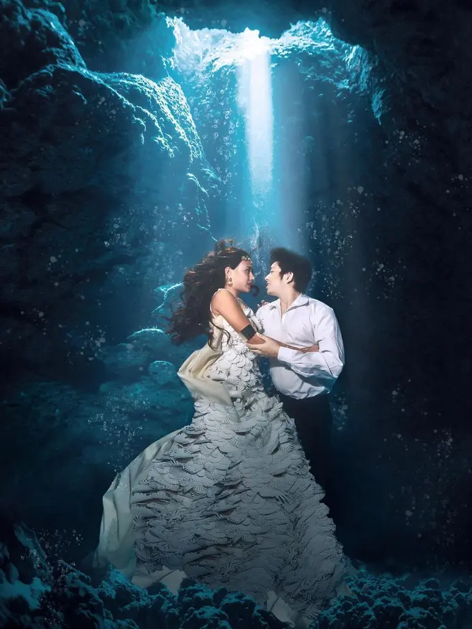 Detail Gaun Shenina Cinnamon untuk Pemotretan Underwater, Cantik Bak Pengantin Sampai Dikira Foto Prewedding