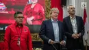 Sekjen DPP PDIP Hasto Kristiyanto (kiri) bersama delegasi Partai Konservatif Inggris Simon Burns dan Nick De Bois di Kantor DPP PDIP, Menteng, Jakarta, Selasa (19/2). Pertemuan membahas isu-isu aktual. (Liputan6.com/Faizal Fanani)
