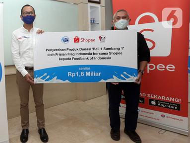 Corporate Affairs Director PT Frisian Flag Indonesia Andrew F. Saputro menyerahkan donasi kepada Pendiri Foodbank of Indonesia Hendro Utomo di Jakarta, Selasa (23/6/2020). Frisian Flag Indonesia dan Shopee Indonesia mengajak masyarakat melalui Gerakan Beli 1 Sumbang 1.(Liputan6.com/HO/Bon)