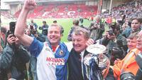 Alan Shearer saat membawa Blackburn Rovers juara Liga Inggris 1994/1995 (JOHN GILES / PA / AFP)