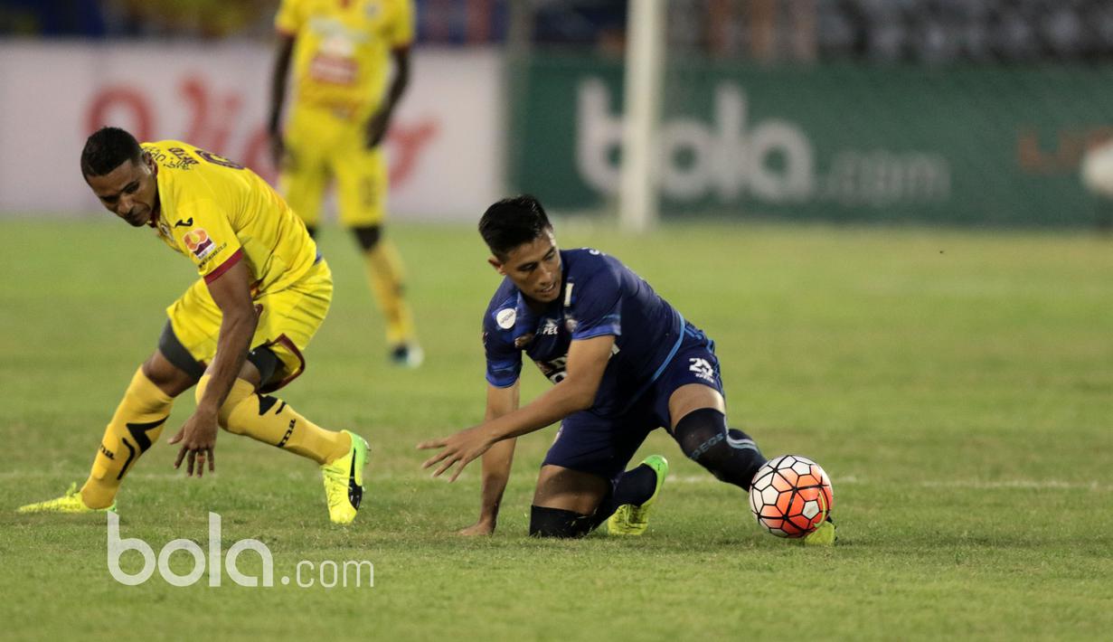 Pemain Sriwijaya FC, YAlberto Goncalves (kiri) berebut bola dengan pemain Arema FC, Hanif Abdurrauf pada babak delapan besar Piala Presiden 2017 di Stadion Manahan, Solo. Jumat (26/2/2017). (Bola.com/Nicklas Hanoatubun)