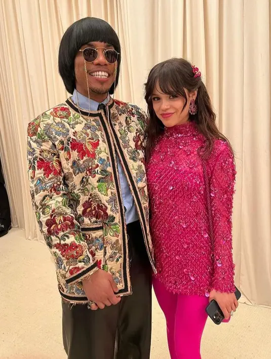 <p>Menyadari namanya disebut-sebut mirip Pak Tarno, tak lama kemudian Anderson Paak mengganti foto profilnya dan memajang foto pak tarno di Instagram story-nya. (Instagram/anderson._.paak).</p>