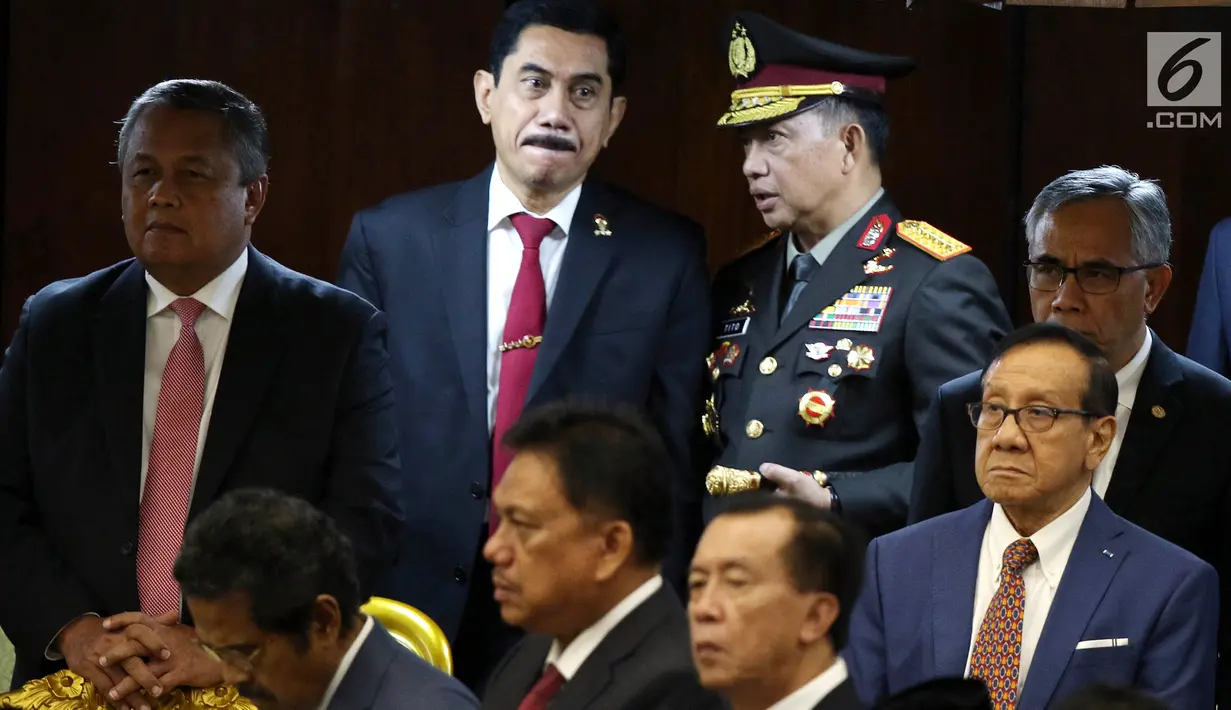 Kapolri Jenderal Tito Karnavian dan Politisi senior Partai Golkar, Akbar Tandjung menghadiri pelantikan anggota DPR RI di Senayan, Jakarta, Selasa (1/10/2019). Sebanyak 575 anggota DPR terpilih dan 136 orang anggota DPD terpilih diambil sumpahnya pada pelantikan tersebut. (Liputan6.com/Johan Tallo)