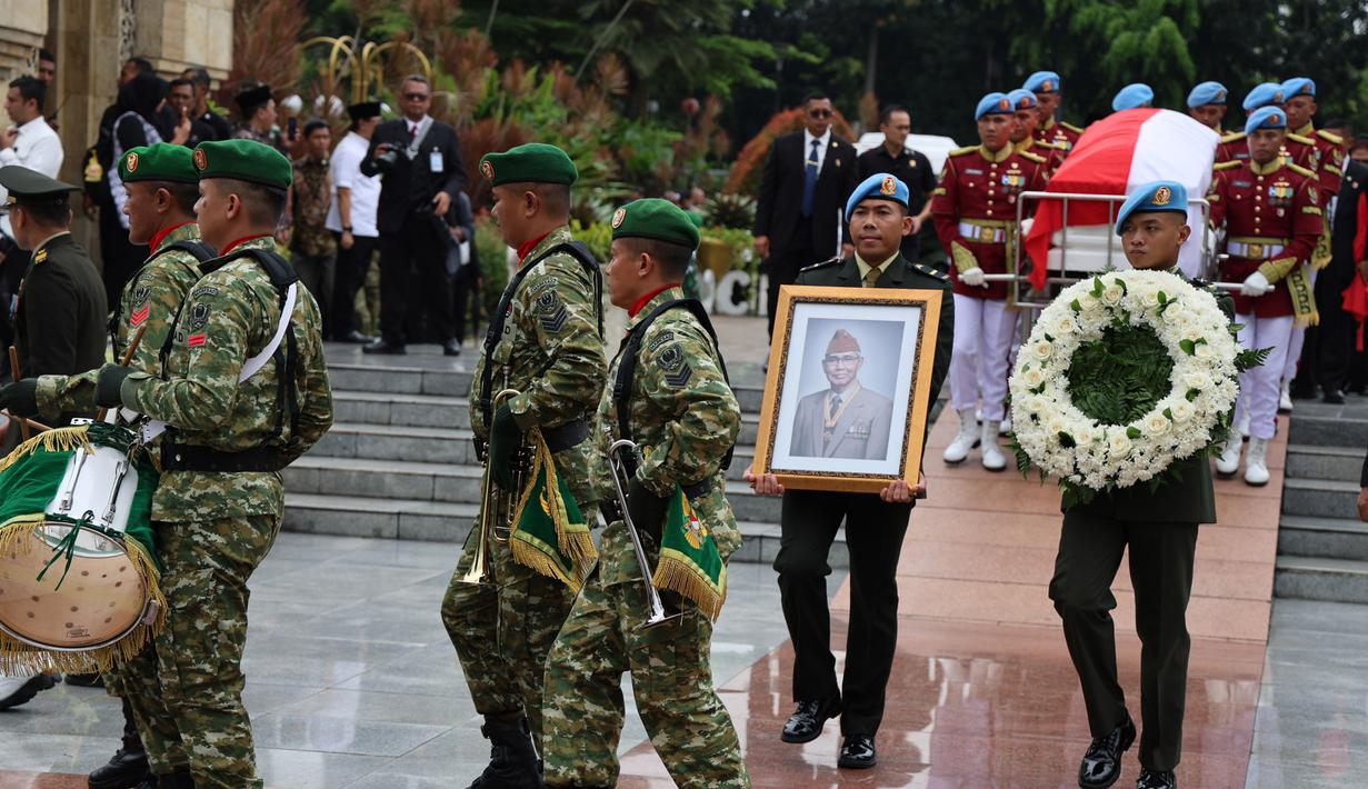 Pihak keluarga menyebut tidak ada penyakit tertentu yang dialami Try Sutrisno. Tampak dalam foto, prosesi pemakaman jenazah Wakil Presiden Republik Indonesia ke-6, Try Sutrisno, di Taman Makam Pahlawan Nasional, Kalibata , Jakarta, Senin (2/3/2026). (merdeka.com/Arie Basuki)
