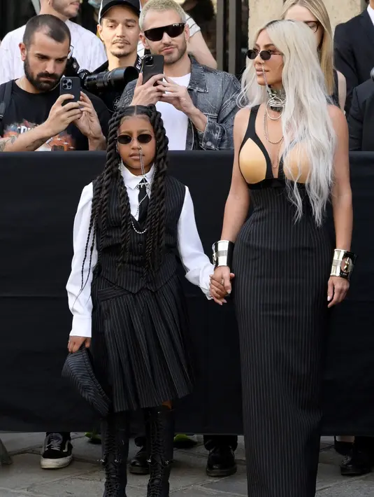 Sosialita AS Kim Kardashian dan putrinya North West tiba untuk menghadiri acara koleksi Jean-Paul Gaultier saat Paris Fashion Week Fall/Winter 2023 di Paris, Prancis, 6 Juli 2022. Dikutip dari laman PageSix, The Kardashians kali itu mengenakan koleksi couture rancangan sahabat keluarga, desainer Olivier Rousteing. (AFP)