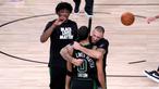Pemain Boston Celtics merayakan kemenangan atas Toronto Raptors pada semifinal playoff NBA wilayah timur di AdventHealth Arena, Sabtu (12/9/2020). Boston Celtics menang 92-87 atas Toronto Raptors.  (AP Photo/Mark J. Terrill)