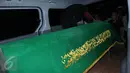 Keranda berisi jenazah musisi senior Deddy Dores dimasukkan ke dalam ambulans di rumah duka di kawasan Bintaro, Tangerang, Selasa (17/5). Pencipta lagu yang melejitkan nama Nike Ardila itu akan dimakamkan di Sumedang, Jabar. (Liputan6.com/Andi Jatmiko)