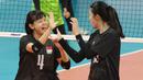 <p>Selebrasi pemain Timnas voli putri Singapura, Natalie Lai Tzak Hshin (kiri) bersama Jolyn Chua Xin Yi setelah mencetak angka saat menghadapi Indonesia pada laga Grup B AVC Challenge Cup 2024 di Rizal Memorial Coliseum, Manila, Filipina, Jumat (24/5/2024). Singapura kalah 0-3 (14-25, 13-25, 14-25). (Asian Volleyball Confederation)</p>