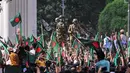 Tentara dan polisi dengan kendaraan lapis baja di Dhaka telah membarikade rute menuju kantor Hasina dengan kawat berduri, namun massa dalam jumlah besar membanjiri jalan-jalan, merobohkan penghalang. (Munir UZ ZAMAN / AFP)