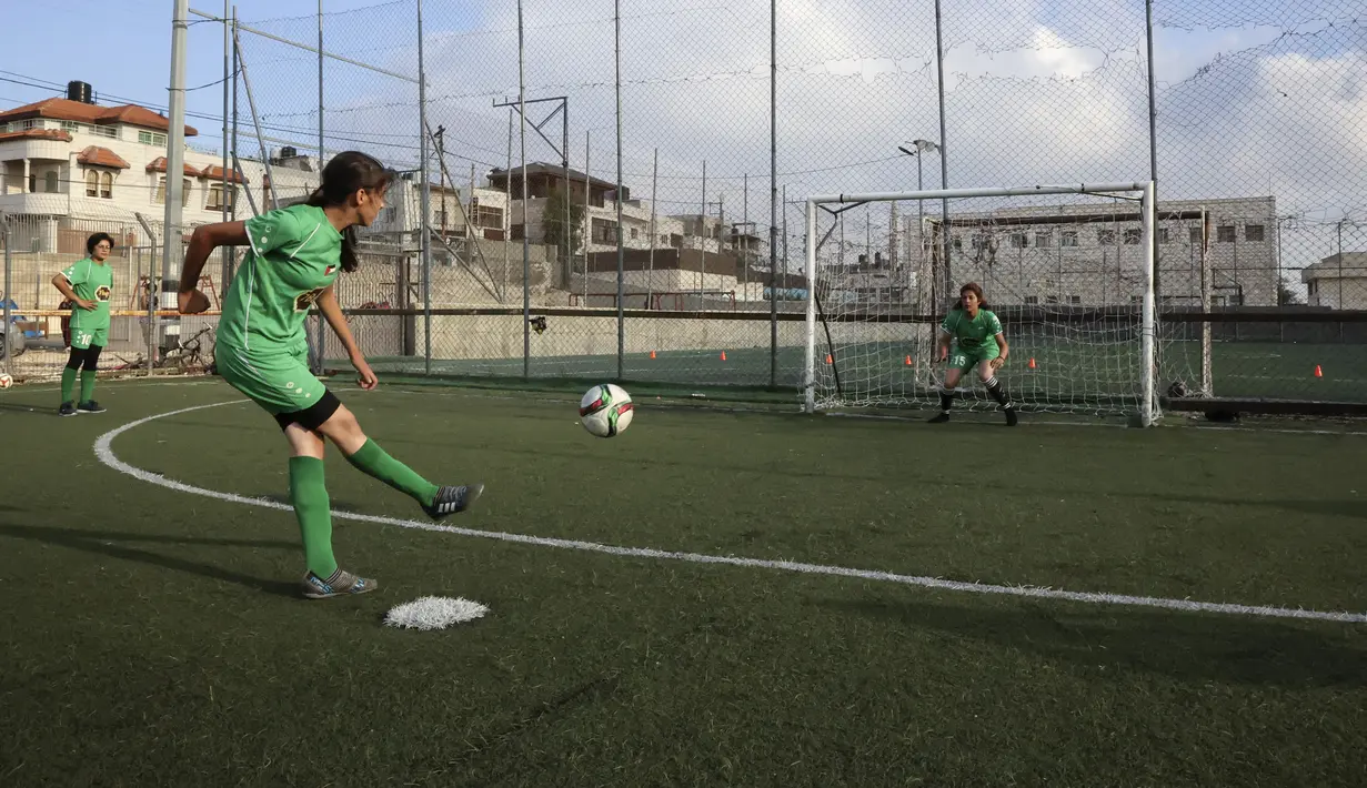 Seorang pemain tim putri klub sepak bola Beit Umar Palestina menembak bola saat mengikuti sesi latihan di desa Beit Umar utara kota Hebron, Tepi Barat (2/101/2021). (AFP/Hazem Bader)