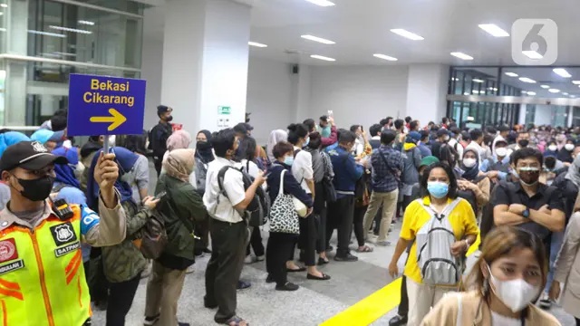 Kepadatan Penumpang KRL Commuter Line di Stasiun Manggarai Pada Sore Hari