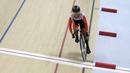Pesepeda Indonesia, Chrismonita Dwi Putri, memacu kecepatan pada nomor 500 meter Time Trial saat Asian Track Championship 2019 di Jakarta International Veledrome, Jakarta, Kamis (10/1). Chrismonita berhasil meraih perunggu. (Bola.com/Yoppy Renato)