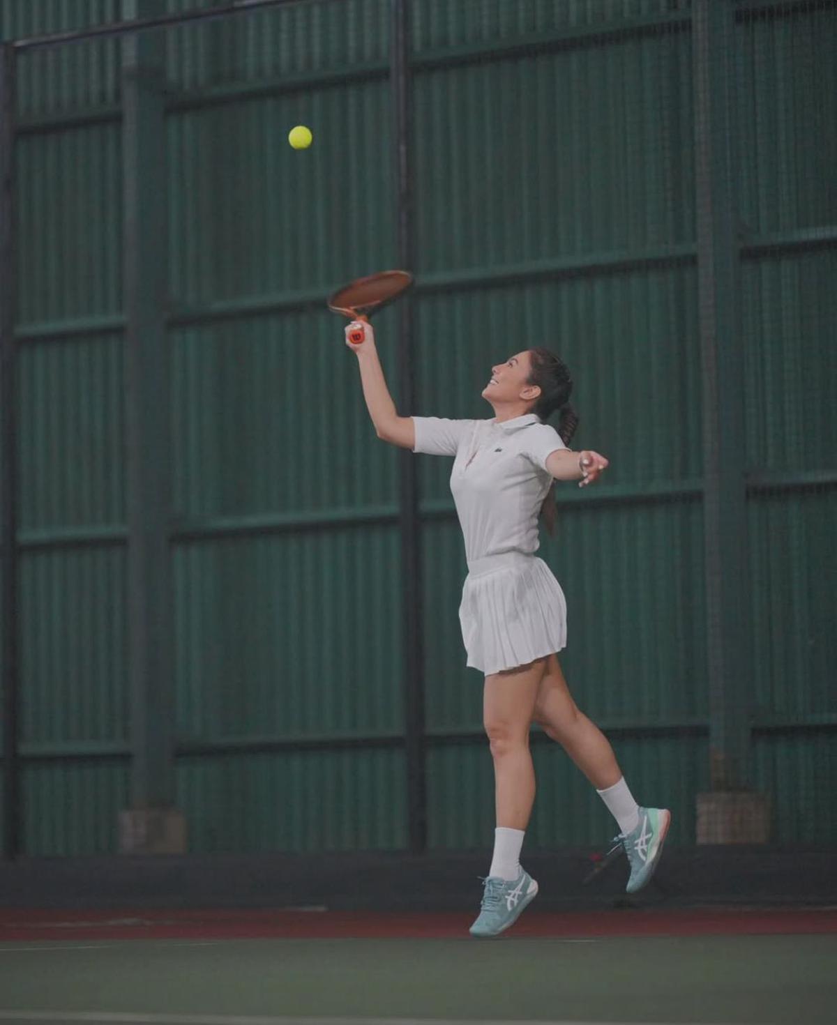 5 Potret Wulan Guritno Main Tenis Rahasia Body Goals yang Bikin Netizen Kagum