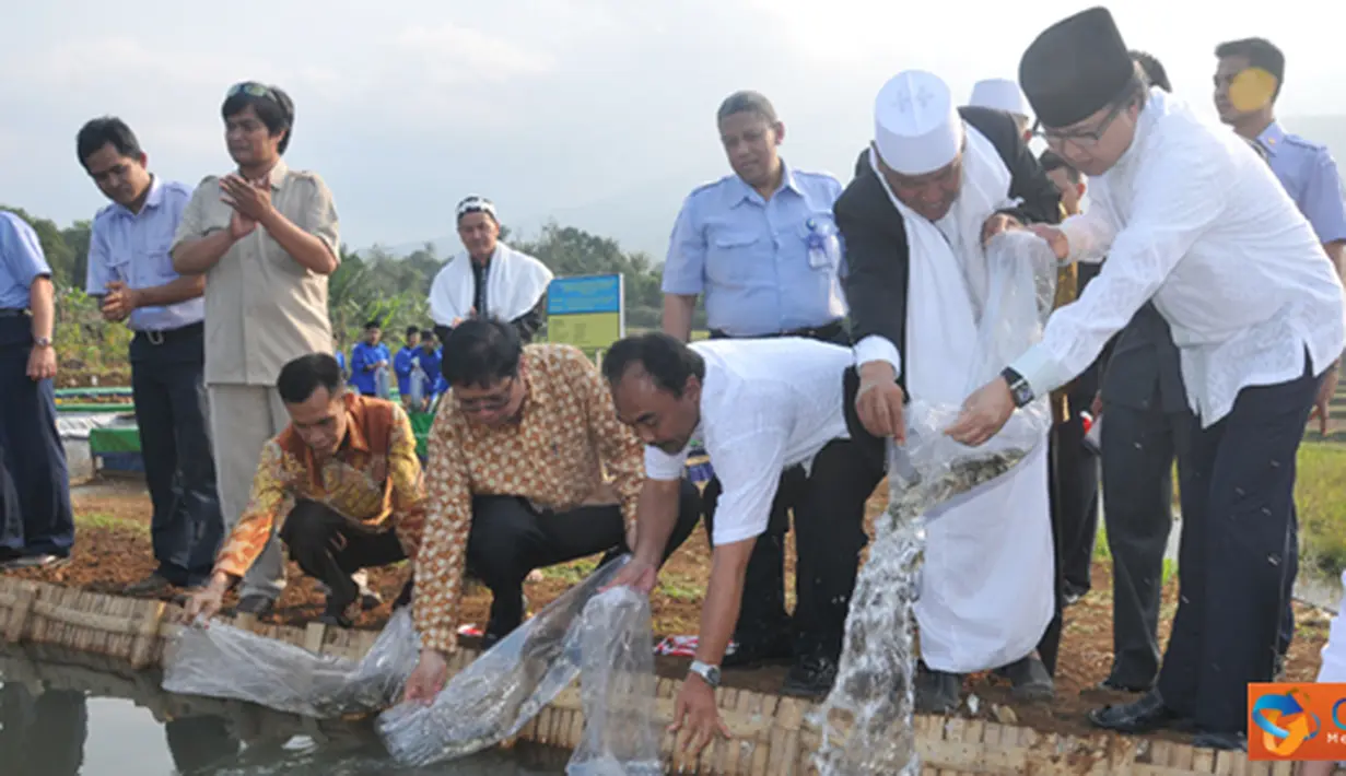 Citizen6, Bogor: MKP Sharif C Sutardjo, diampingi Pimpinan Pondok Pesantren Nurul Huda KH. Asep Abdul Yazid melakukan penebaran benih ikan di kolam milik Ponpes Nurul Huda, di Cijeruk Kabupaten Bogor, Senin (30/7). (Pengirim: Efrimal Bahri).