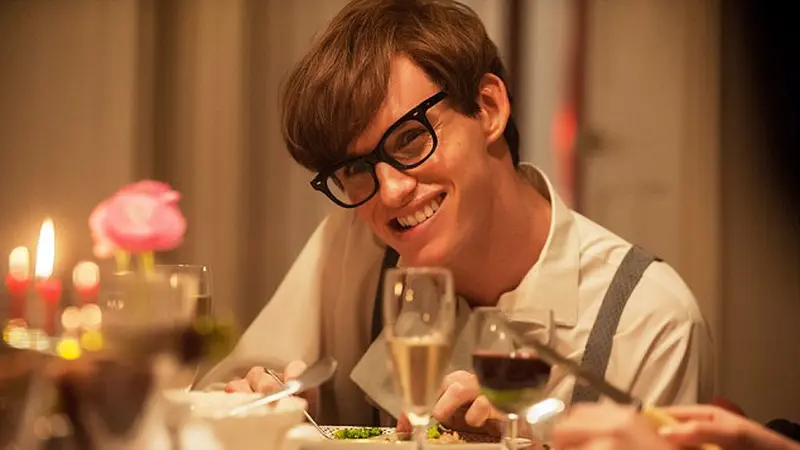 Eddie Redmayne berperan sebagai  Stephen Hawking dalam film  The Theory Of Everything