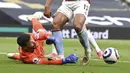 Kiper Tottenham Hotspur, Hugo Lloris berhasil menghalau bola dari kaki Aston Viila, Ollie Watkins dalam laga lanjutan Liga Inggris 2020/2021 pekan ke-37 di Tottenham Hotspur Stadium, Rabu (19/5/2021). Tottenham kalah 1-2 dari Aston Villa . (AP/Daniel Leal-Olivas/Pool)