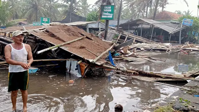 Gelombang tinggi merusak 100 kios lebih di Pantai Suwuk, Kebumen, Selasa (30/8/2022). (Foto: BPBD Kebumen/Liputan6.com)