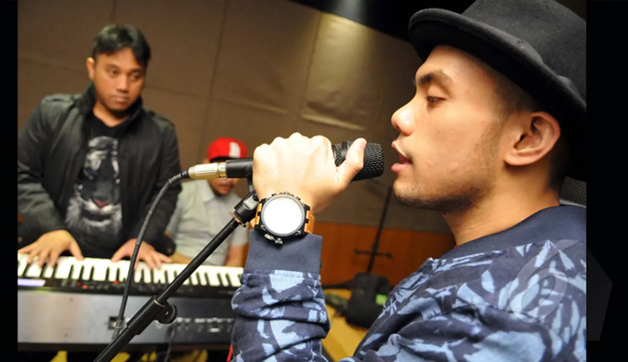 Eros Tjokro mendapat kesempatan untuk bernyanyi di acara musik pagi inBox lantaran menjadi juara keempat Music Vidio Contest, Studio AB, Jakarta. Foto diambil pada Selasa (27/1/2015). (Liputan6.com/Faisal R Syam)