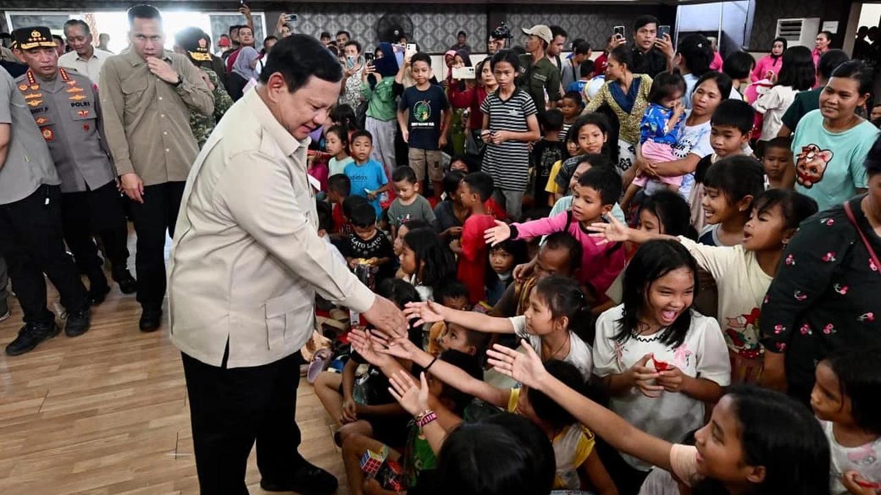 Prabowo tinjau pengungsian korban banjir sumatera