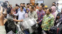 Menteri Riset, Teknologi & Pendidikan Tinggi  (Menristekdikti), Mohamad Nasir (tiga kanan) mengunjungi booth salah satu tenant usai membuka ajang I3E: Pameran Startup Teknologi dan Inovasi Industri Anak Negeri, di JCC, Senayan, Jakarta, Kamis (3/10/2019).  (Liputan6.com/HO/Bon)