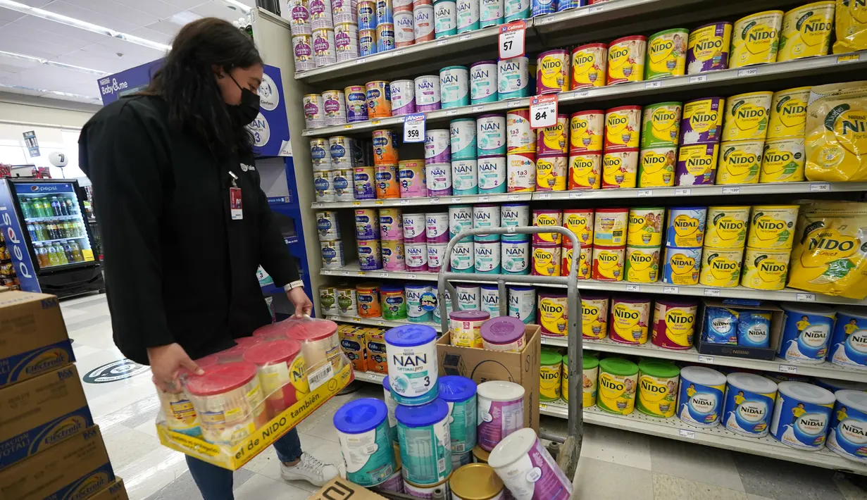 <p>Seorang pekerja toko kelontong mengisi rak dengan susu formula bayi di Tijuana, Meksiko, Selasa (24/5/2022). Saat susu formula di sejumlah supermarket Amerika Serikat hampir kosong, justru rak-rak susu di supermarket Meksiko terlihat penuh dengan berbagai pilihan. (AP Photo/Gregory Bull)</p>