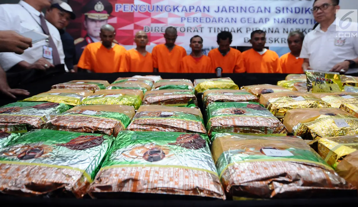 Barang bukti narkotika berikut tersangka diperlihatkan petugas Dir IV Bareskrim Mabes Polri saat rilis di Jakarta, Senin (16/10). Dir IV Mabes Polri beserta Bea Cukai menggagalkan masuknya sabu seberat 30 kilogram. (Liputan6.com/Helmi Fithriansyah)