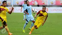 Pemain Tengah Sriwijaya FC, Ferdinand Sinaga (kanan) saat mengejar bola saat laga SCM Cup 2015 di Stadion Jakabaring, Palembang, Minggu (25/1/2015) Sriwijaya menang 2-1 atas Persela. (Liputan6.com/Johan Tallo)