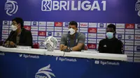 Pemain Persipura Jayapura, Ricky Cawor (kanan), dalam sesi konferensi pers setelah pertandingan melawan Persela Lamongan, Kamis (6/1/2022). (Bola.com/Maheswara Putra)