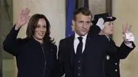 Presiden Prancis Emmanuel Macron dan Wakil Presiden AS, Kamala Harris melambaikan tangan menjelang pertemuan di Istana Elysee, Rabu (10/11/2021). Kamala Harris bertemu dengan Macron dalam upaya untuk meredakan ketegangan terkait kesepakatan kapal selam yang dibatalkan. (Ludovic MARIN/AFP)