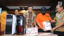 Kasubdit II Direktorat Tindak Pidana Siber Bareskrim Polri, Kombes Pol Rickynaldo (tengah) saat rilis kasus peretasan situs PN Sulawesi Tenggara diperlihatkan saat rilis di Bareskrim Mabes Polri, Jakarta, Jumat (9/11). (Liputan6.com/Helmi Fithriansyah)