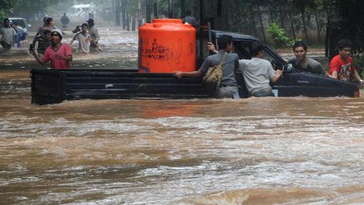 Jokowi perintahkan warga perbaiki Kanal Banjir Barat