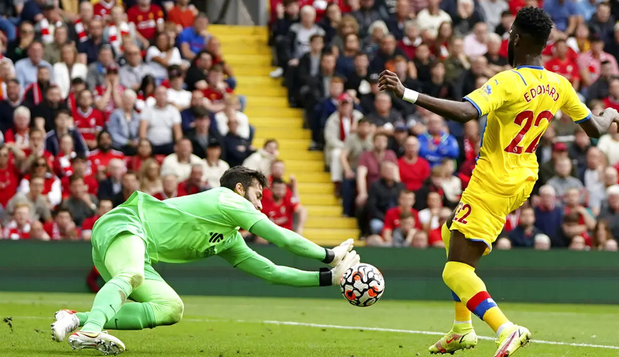 Penjaga gawang Liverpool Alisson melakukan penyelamatan di kaki pemain Crystal Palace Odsonne Edouard pada pertandingan Liga Inggris di Stadion Anfield, Liverpool, Inggris, Sabtu (18/9/2021). Liverpool menang telak 3-0. (AP Photo/Jon Super)