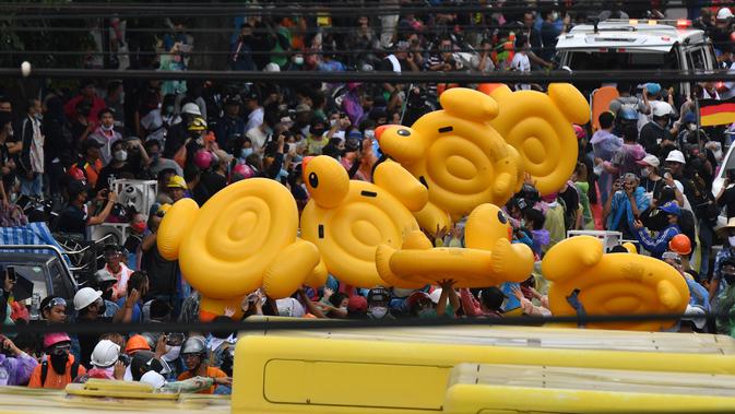 Sejumlah bebek karet muncul di tengah aksi demo Thailand pada 17 November 2020. (MLADEN ANTONOV / AFP)