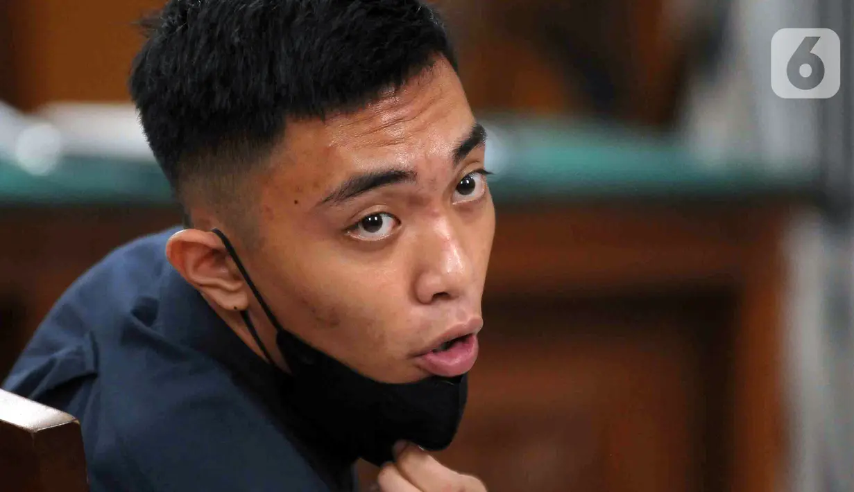 <p>Terdakwa Mario Dandy Satriyo saat menjalani sidang pledoi atau nota pembelaan di Pengadilan Negeri Jakarta Selatan, Jakarta, Selasa (22/8/2023). Mario Dandy menyatakan kecewa dengan Jaksa Penuntut Umum (JPU) yang menuntutnya 12 tahun penjara dalam kasus penganiayaan. (merdeka.com/Imam Buhori)</p>
