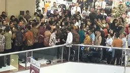 Presiden Joko Widodo dikerumuni pengunjung pusat perbelanjaan Pondok Indah Mall, Jakarta Selatan, Minggu (20/11). Kehadiran Jokowi yang dikawal sejumlah petugas Paspampres ini mengundang perhatian pengunjung mal. (Dok. Paspampres)