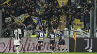 Pemain Parma merayakan gol ke gawang Juventus di depan para pendukungnya yang datang ke Allianz Stadium untuk melihat timnya bertanding pada laga giornata 10 Serie A Liga Italia, Kamis (31/10/2024) dini hari WIB. Juventus dan Parma berbagi poin setelah bermain imbang 2-2. (Tano Pecoraro/LaPresse via AP)