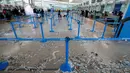 Sampah sobekan kertas berserakan di ruang check in Bandara Barcelona, Spanyol, Kamis (1/12). Para petugas kebersihan bandara tersebut menggelar aksi mogok kerja memprotes pengurangan anggaran sebesar 1,3 juta Euro. (REUTERS/Albert Gea)