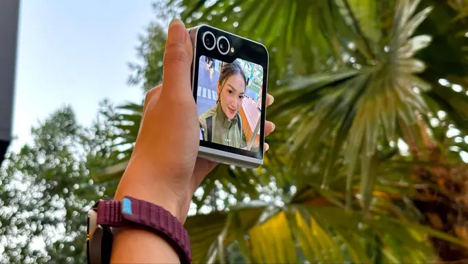 Flex Cam 50MP di Galaxy Z Flip6.