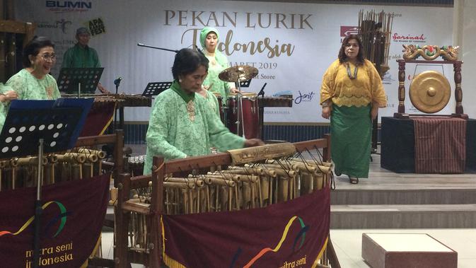 PT Sarinah (Persero) bekerja sama dengan Himpunan Wastraprema gelar Pekan Lurik Indonesia. Liputan6.com/Athika