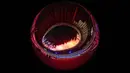 Kembang api di sekitar Stadion Olimpiade saat upacara penutupan Olimpiade Tokyo 2020, Tokyo, pada 8 Agustus 2021. (AFP/Adek Berry)