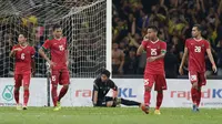 Para pemain timnas indonesia tampak lesu usai dikalahkan Malaysia pada laga semifinal Sea Games 2017 di Stadion Shah Alam, Selangor, Sabtu (26/8/2017). Malaysia menang 1-0 atas Indonesia. (Bola.com/Vitalis Yogi Trisna)