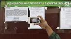 Pengunjung mengambil gambar pengumuman pembekuan Jamaah Ansharut Daulah (JAD) di salah satu papan pengumuman PN Jakarta Selatan, Senin (6/8). Jaksa melaksanakan eksekusi putusan pembekuan JAD sebagai organisasi terlarang. (Liputan6.com/Herman Zakharia)