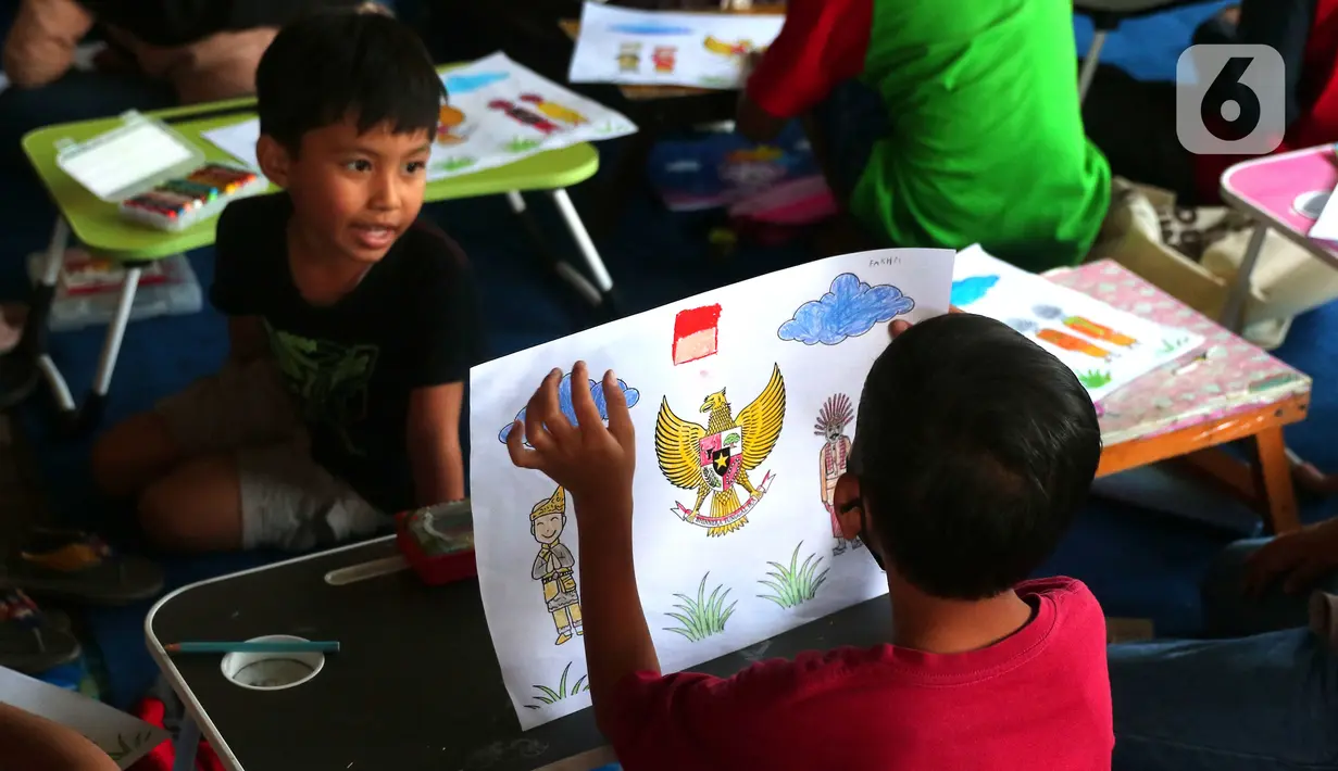 Anak-anak mengikuti lomba mewarnai burung garuda di Kampung Tematik Kampung Teras Pancasila, Karang Tengah, Tangerang, Banten, Rabu (1/6/2022). Kegiatan tersebut dilaksanakan dalam rangka memperingati hari lahirnya Pancasila bertujuan untuk memberikan wawasan dan pengetahuan tentang nilai-nilai Pancasila sejak dini. (Liputan6.com/Angga Yuniar)