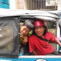 Inilah cerita tentang Amat dan Riwahyudin, ayah dan anak yang sudah 11 tahun tinggal di dalam bajai. (Foto: Liputan6.com/Nanda Permana Putra)