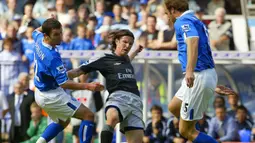 Alexey Smertin. Gelandang berusia 46 tahun yang pensiun pada Agustus 2008 bersama Fulham ini pernah memperkuat Chelsea, Portsmouth, Charlton dan Fulham di Liga Inggris. Total 5 tahun mulai 2003 hingga 2008 ia tampil dalam 82 laga di Liga Inggris dengan torehan 2 gol dan 2 assist. (AFP/Carl De Souza)