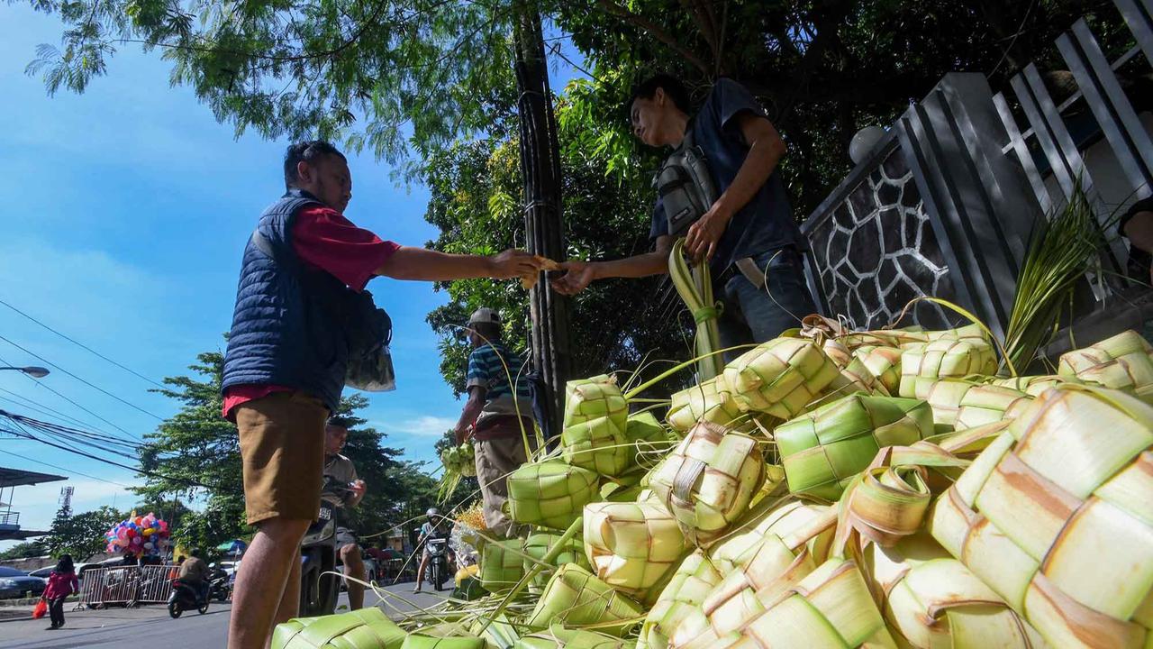 FOTO: Keluh Kesah Pedagang Musiman  Kulit Ketupat: Tahun ini Penjualan Menurun hingga 50