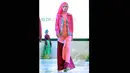 Model berpose memakai busana rancangan Irna Mutiara dan siswi SMK binaan di Kudus, Jawa Tengah, Rabu (11/3/2015). Fashion show tersebut merupakan bagian dari peresmian SMK NU Banat sebagai sekolah fashion khusus busana muslim. (Liputan6.com/Panji Diksana)
